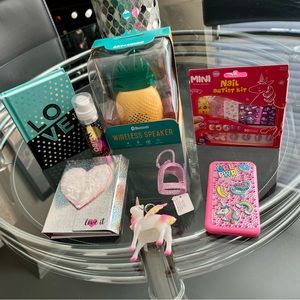 BRAND NEW GIRLS 8-PIECE FUN & ACCESSORIES SET W/ SPEAKER, MAKE-UP, & ACCESSORIES